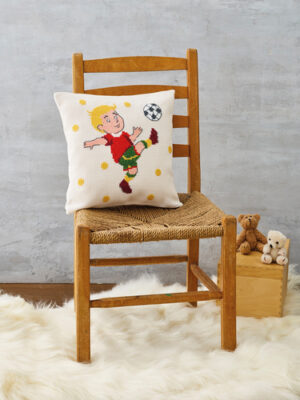 Broderi pude kit med Dreng spiller fodbold - 83-2437