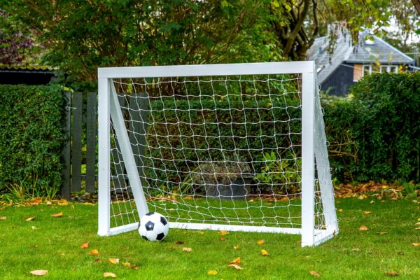 Fodboldmål i TRÆ - 150 cm x 120 cm med net i HVID - KRAFTIG KVALITET - HURTIG LEVERING